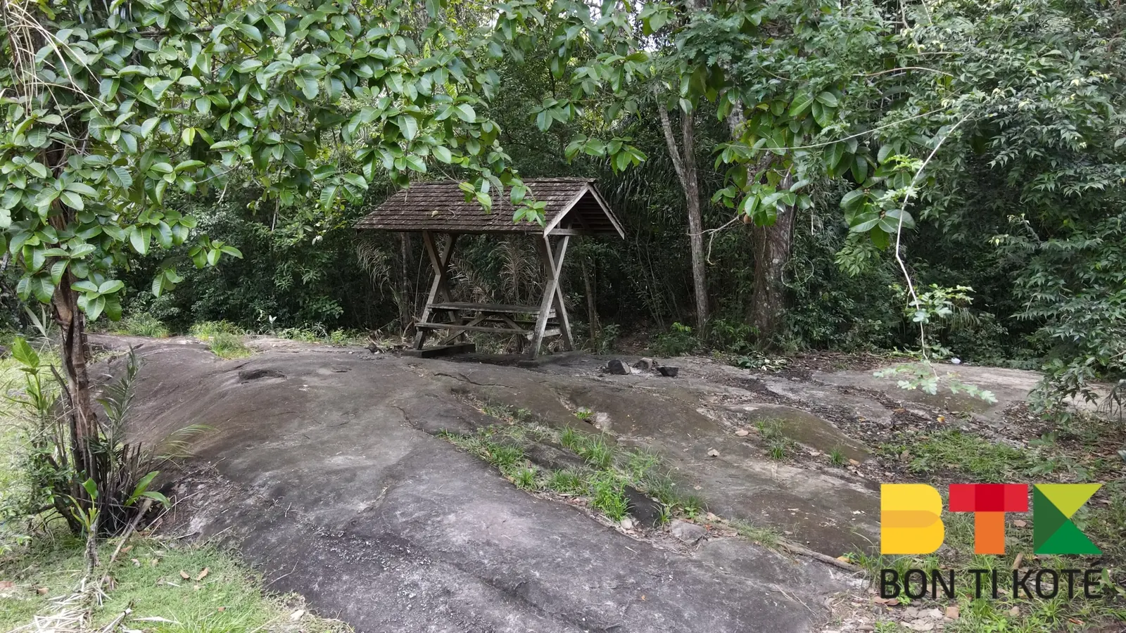 Baignade et détente à la Crique Canceler, Sinnamary — photo 1