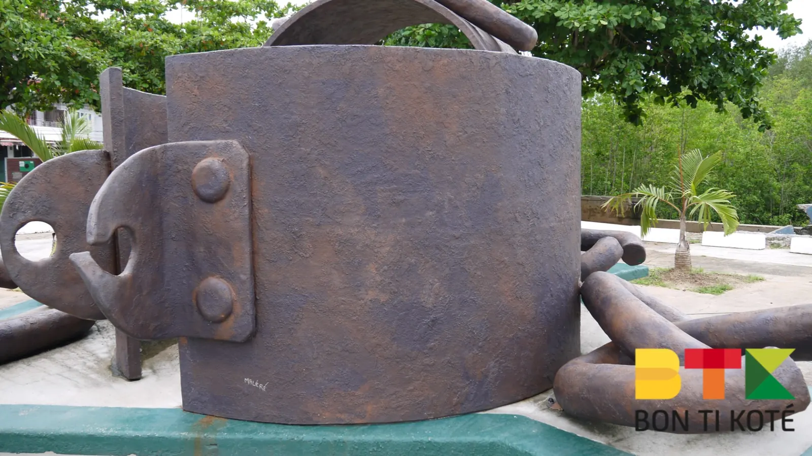 Les chaînes brisées, monument en mémoire de l'esclavage, Cayenne — photo 2